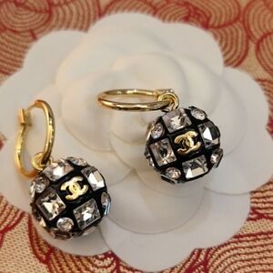 Chanel pearl woven mesh Swarovski square diamond earrings
